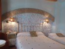 Habitacion triple del hotel abadia con decoracion personalizada