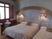 Habitacion triple del hotel abadia con decoracion personalizada