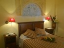 Habitacion con cama matrimonial del hotel abadia con decoracion personalizada
