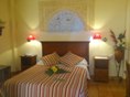 Habitacion con cama matrimonial del hotel abadia con decoracion personalizada