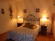 Habitacion con cama matrimonial del hotel abadia con decoracion personalizada