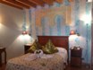 Habitacion con cama matrimonial del hotel abadia con decoracion personalizada