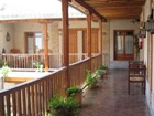 Galeria de madera en primera planta restaurada del hotel abadia