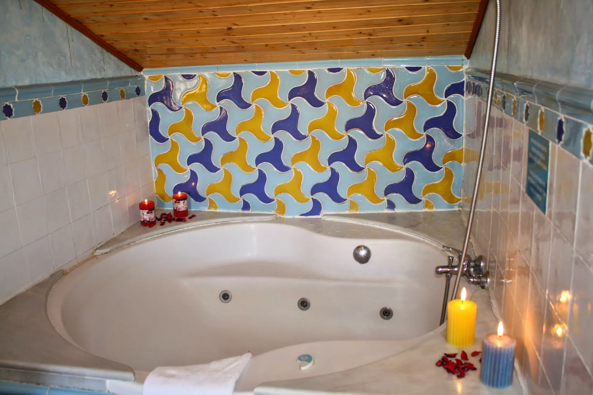 Whirlpool bath with Andalusian tiles