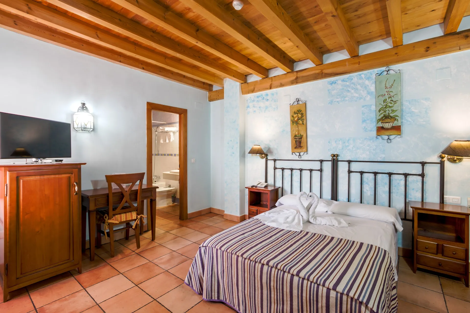 Double room with beamed ceiling