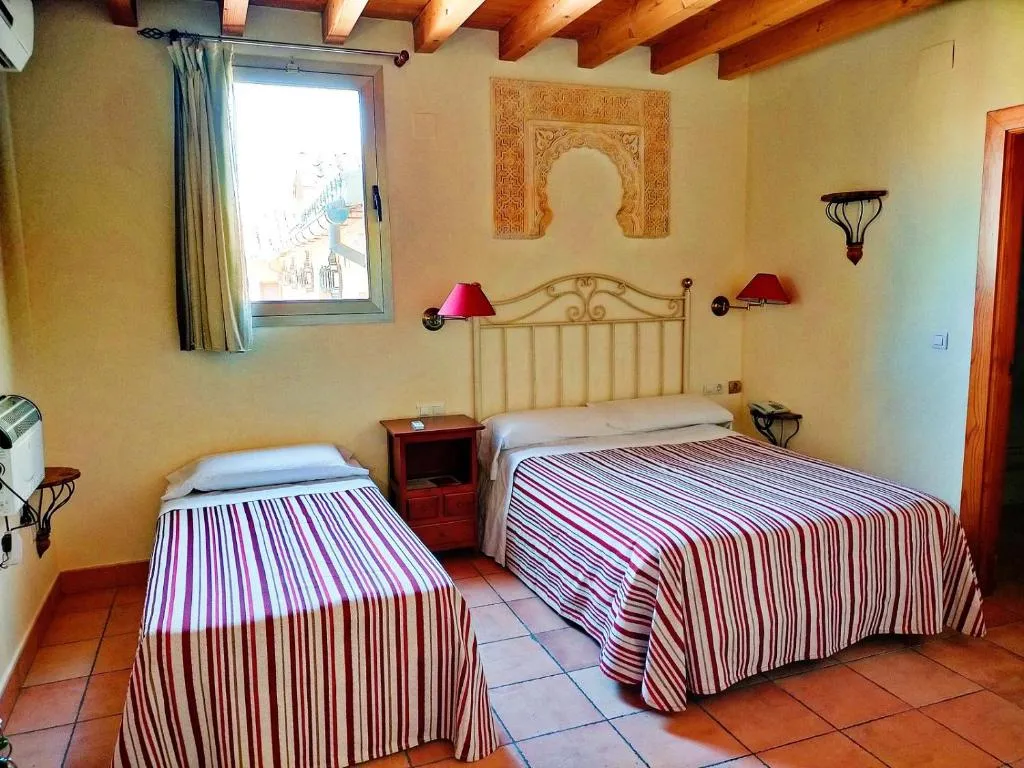 Triple room with Nasrid arch
